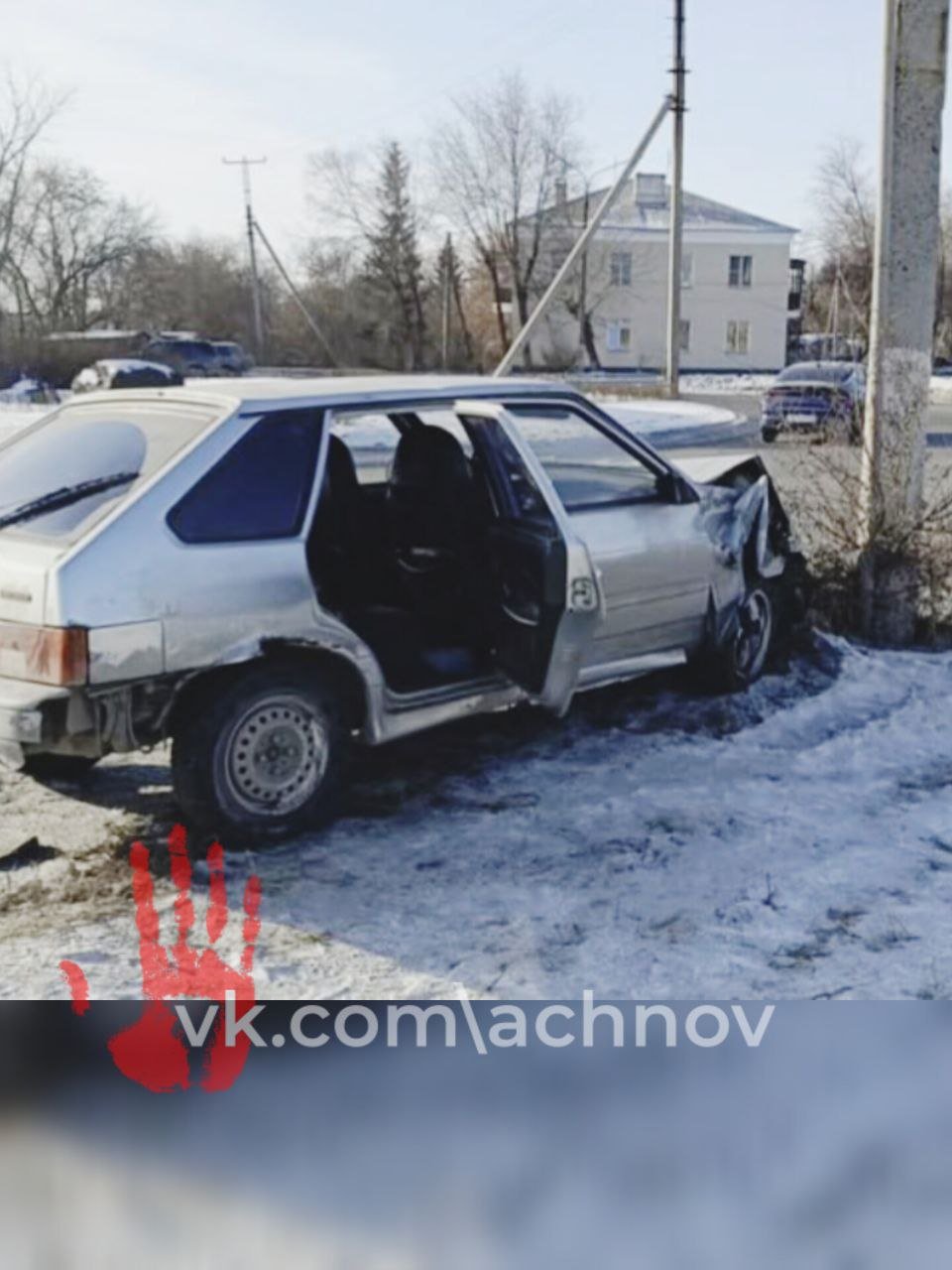 ‼ Молодой парень испортил жизнь взрослому мужчине из Магнитогорска   Из-за юного хулигана южноуралец лишился машины. Учитывая нынешние цены даже на подержанный отечественный автопром и детали на него, владельцу разбитого автомобиля придется раскошелиться ни на одну тысячу рублей!   42-летний местный житель как обычно припарковал свою серебристую "ласточку" в квартале у дома. Вряд ли мужчина думал, что скоро не увидит свой "ВАЗ-2114". Машину заприметил 17-летний парень. В ГУ МВД России по Челябинской области говорят, что юноша просто проходил мимо, как вдруг у него возникло желание угнать легковушку. Тогда он сломал дверной замок, разобрал рулевую колонку и, соединив провода, уехал на чужой машине. Катался недолго - врезался в столб.   Сиюминутная слабость молодого человека теперь встанет в крупную сумму для владельца разбитой легковушки.  Да и себе парень жизнь попортил - ранее на нем судимости не было. Теперь, видимо, будет. Возбуждено уголовное дело.