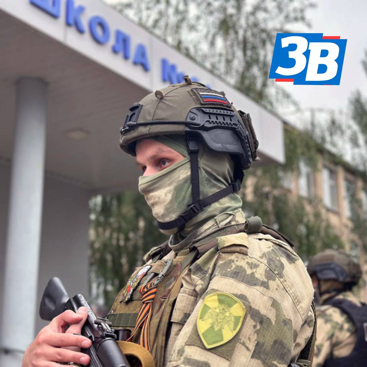 Росгвардейцы обеспечили безопасность на «Последних Звонках» в Запорожской области Совместные посты охраны были организованы в образовательных учреждениях административного центра и других населенных пунктов области. Перед началом торжеств специалисты инженерно-досмотровых групп, сотрудников Росгвардии, провели тщательные проверки на предмет обнаружения подозрительных предметов в зданиях школ и прилегающих территориях. Для соблюдения максимальной безопасности маршруты патрулирования Росгвардии изменили таким образом, чтобы обеспечить приближение к местам проведения праздников. Благодаря слаженным действиям правоохранительных органов, выпускники и их семьи провели важное событие в атмосфере полного спокойствия и безопасности.