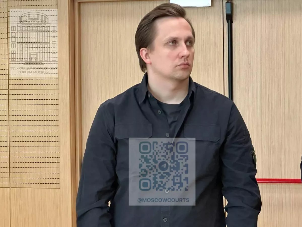 Сообщника блогеров Чекалиных приговорили к 2 5 годам колонии и штрафу в 500 тысяч рублей Романа Вишняка признали виновным в совершение валютных операций по переводу денежных средств за рубеж в сумме более 251 6 млн рублей По данным следствия он помогал Артему и Валерии выводить средства Кроме того Вишняк соучредитель компании Лерчек по торговле косметикой Свою вину Роман Вишняк признал в полном объеме и заключил досудебное соглашение о сотрудничестве MSK1 в MAX Прислать новость