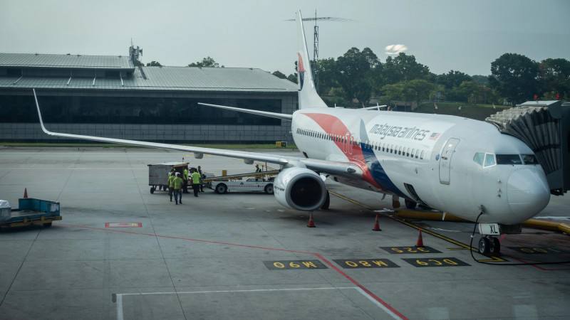 Малайзия возобновит поиски пропавшего в 2014 году Boeing с пассажирами Сообщается что в марте этого года Малайзия согласовала с американской компанией Ocean Infinity новые поисковые работы В апреле министр транспорта Локе Сью Фук уточнял что поиски были временно приостановлены так как в тот период был не сезон Ocean Infinity проведет новые поисковые операции на дне океана в течение 55 дней Напомним самолет авиакомпании Malaysia Airlines выполнявший рейс MH370 по маршруту Куала Лумпур Пекин исчез с радаров в ночь с 7 на 8 марта 2014 года менее чем через час после взлета На борту лайнера находились 227 пассажиров и 12 членов экипажа Предположительно лайнер потерпел крушение и его останки находятся где то на дне южной части Индийского океана Существует множество теорий заговора относительно судьбы самолета Есть неподтвержденные данные о том что самолет был сбит иностранными военными