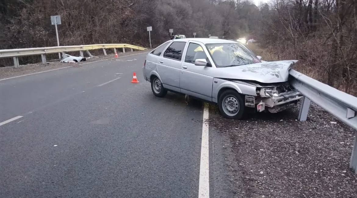 Смертельная авария на трассе водитель врезалась в ограждение ВАЗ 2112 ехал из Краснодара в сторону Анапы В моменте женщина не справилась с управлением выехала на обочину и врезалась в ограждение Водитель погибла до прибытия скорой помощи   Быть в курсе Мы в MAX