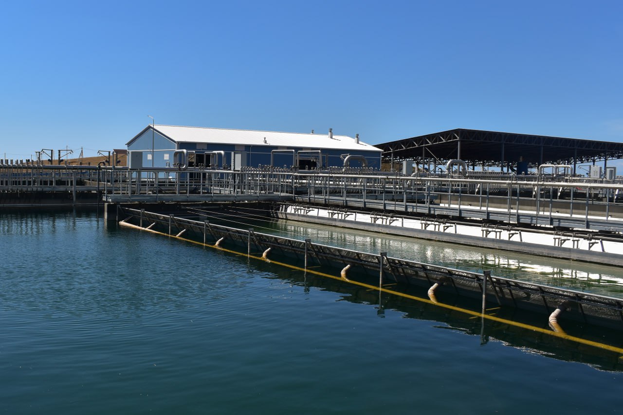 До конца года в Крыму начнут работу две очистные станции Об этом сообщил председатель Совмина республики Юрий Гоцанюк   Станция в селе Миндальное под Судаком уже полностью готова Она сможет очищать до 15 тысяч кубических метров воды в сутки Сейчас там ведется подготовка технической документации которая позволит ввести объект в эксплуатацию   Станция Утес в поселке Малый Маяк под Алуштой готова на 95 После модернизации она сможет очищать до 5 тысяч кубических метров воды в сутки На объекте завершаются строительно монтажные и дорожные работы а также благоустройство территории Telegram канал Сергея Аксенова 0   Подписаться на РИА Новости Крым в Telegram MAX VK