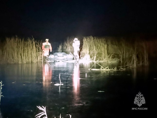 В Челябинской области утонули отец с 13 летним сыном www up74 ru articles news 167625 Трагедия произошла в Карталинском районе на пруду Песчаный На водоем отец с сыном приехали на машине еще в четверг 4 декабря Родственники забили тревогу когда рыбаки перестали отвечать на звонки сообщили в ГУ МЧС России по Челябинской области Друг семьи обнаружил на берегу их автомобиль и позвонил в экстренные службы Спасатели нашли мужчину и мальчика в полынье в ста метрах от берега