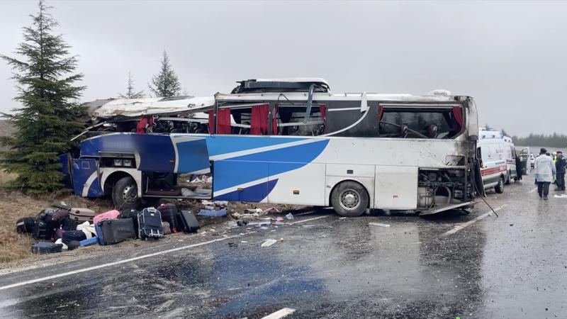 Автобус перевернулся в турецкой провинции Эскишехир, погиб один пассажир и 30 получили травмы, пишет TRT Haber.  Отмечается, что машина выехала с дороги и перевернулась. На место происшествия направили многочисленные команды жандармерии и медицинские службы.  Пострадавших уже доставили в близлежащие больницы. Всего в автобусе, следовавшего по маршруту Алания-Бурса, находились 44 человека, включая водителя и кондуктора.       Отправить новость