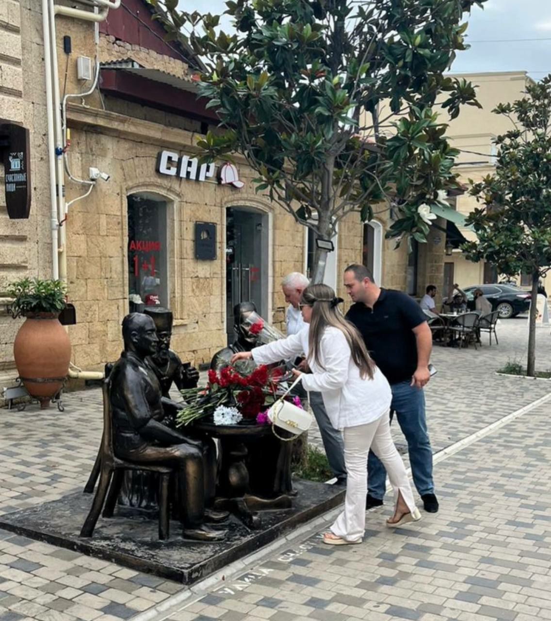 В Дагестане вспоминают жертв теракта в Махачкале и Дербенте. Ровно год назад вооруженные боевики напали на духовные святыни и пост ДПС. «23 июня для нашей республики навсегда останется дагестанским днём памяти и скорби. А ещё это день братства и единения против бесчеловечного зла! Год назад мы снова доказали – нас не запугать! Все герои, вставшие на пути исчадий ада в Махачкале и Дербенте: правоохранители, настоятель Николай Котельников – вечная вам память и вечная слава!» – написал в своём телеграм-канале Сергей Меликов. Сегодня в Свято-Успенском кафедральном соборе Махачкалы прошла поминальная панихида. Здесь же возложили цветы к могиле Михаила Вавилина – охранника собора, который в тот трагический день запер прихожан в подсобном помещении и спас их. При попытке закрыть центральные ворота был расстрелян террористами. В Дербенте жители и гости города возлагали цветы к памятнику «Трём религиям» в переулке Казем-бека. В городе прошла поминальная литургия по погибшему отцу Николаю Котельникову, который был настоятелем Церкви Покрова Пресвятой Богородицы. В православном храме вспоминали всех, кого коснулась трагедия.