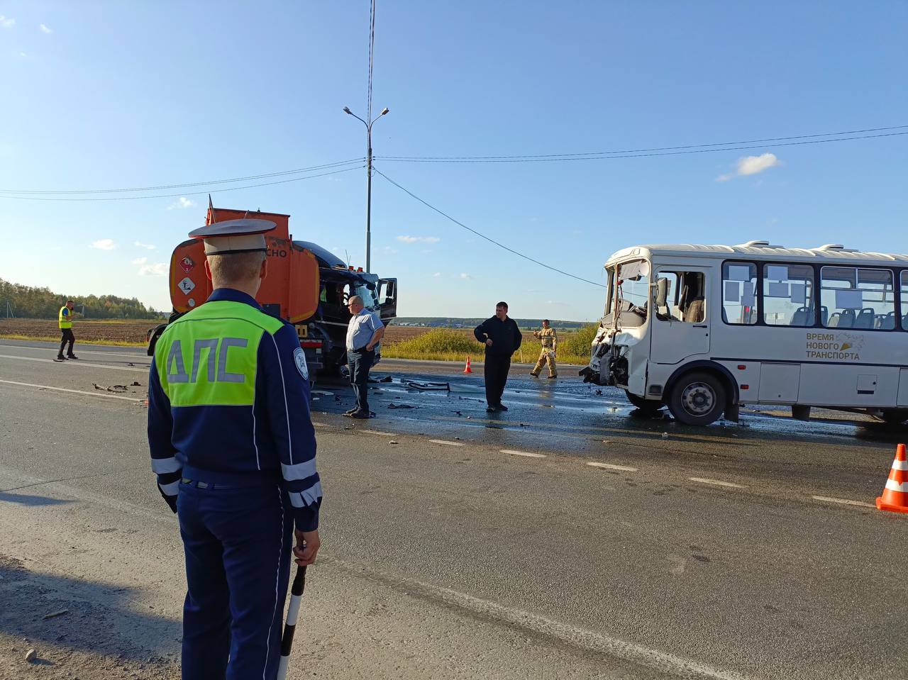 На трассе Екатеринбург — Тюмень бензовоз снес автобус с 20 пассажирами  Пострадали пять человек, среди них 15-летний мальчик. После удара у бензовоза утекло топливо из бензобака.  Возможной причиной аварии могла стать невнимательность водителя автоцистерны, который проехал на красный свет светофора, рассказали в пресс-службе свердловской полиции.  Обоих водителей проверили на состояние опьянения. Экспресс-тест показал отрицательный результат.