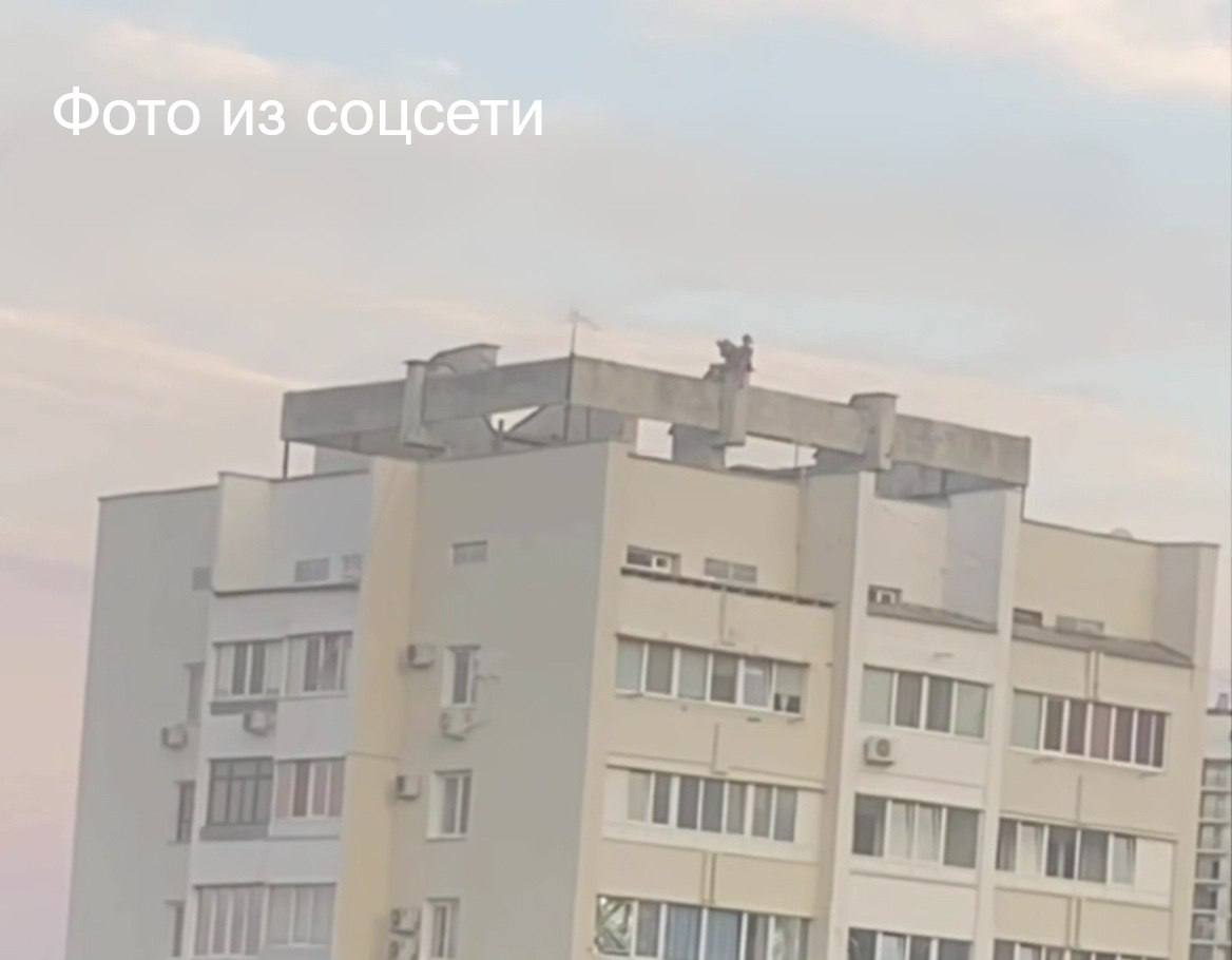 Подростков, гуляющих по крыше дома в Алуште, нашли полицейские. Ранее соответствующие фото опубликовали в соцсети, рассказали в МВД. С детьми и родителями провели беседу об опасности таких развлечений, составили административные протоколы.