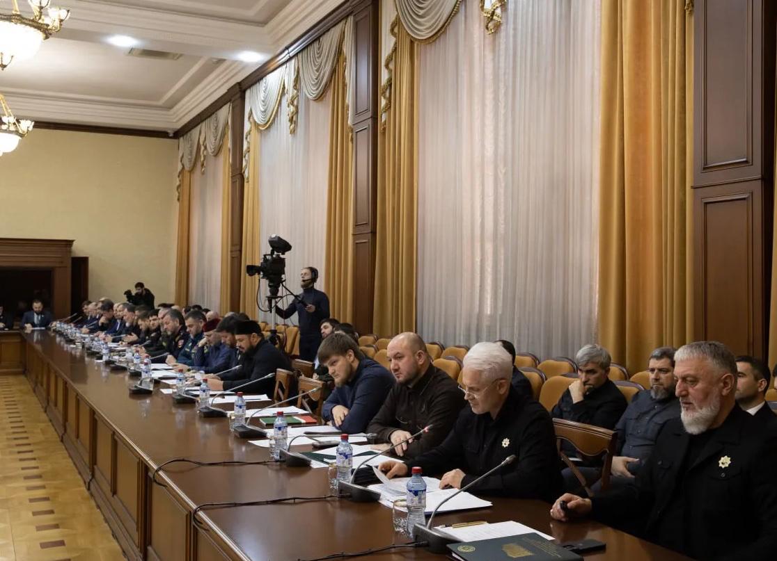 Власти Чечни намерены проводить разъяснительные беседы с женщинами которые отказываются носить платки Об этом заявил помощник главы республики и первый замминистра по делам молодежи Амир Сугаипов в интервью агентству Чечня Сегодня По его словам соблюдение традиций неприкосновенно и ношение головного убора является частью культурных ценностей народа Сугаипов подчеркнул что речь не идёт строго о хиджабе достаточно обычного платка или даже полоски Он отметил что видеть скромно одетую девушку с покрытой головой приятно и правильно Ранее по его словам с авторами неподобающего контента в соцсетях уже провели беседы и добились удаления публикаций Теперь власти планируют активнее продвигать идею ношения платков и культурной одежды соответствующих чеченским традициям Новости Дня