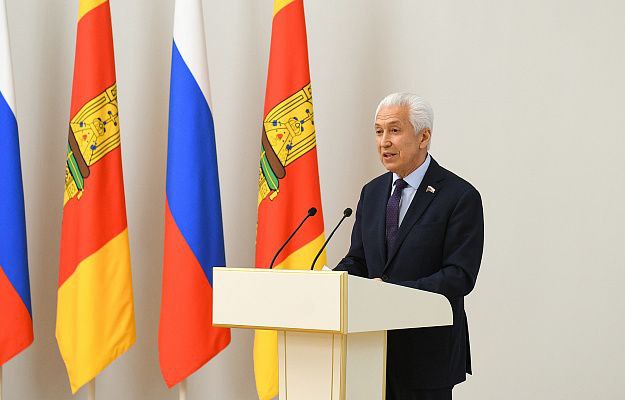 Владимир Васильев принял участием в церемонии вручения региональных премий за выдающиеся достижения в области науки и техники в Твери  В пятницу, 6 июня, в правительстве Тверской области прошла церемония награждения лауреатов премии за выдающиеся заслуги в области науки и техники, с участием губернатора региона Игоря Рудени и руководителя фракции «Единая Россия» в Государственной Думе Владимира Васильева.  Премия учреждена в Верхневолжье в 2020 году по инициативе главы региона и вручается коллективам исследователей, молодым ученым, аспирантам и студентам.  Открывая торжественную церемонию, Игорь Руденя подчеркнул: многие ученые, чья жизнь связана с тверским краем, приумножили научную славу России. «В год 80-летия Великой Победы мы с особой гордостью и благодарностью вспоминаем имена исследователей, инженеров и конструкторов, чьи разработки помогли нашему народу сокрушить нацизм», – отметил глава региона.  По его словам, важно, что 76% разработок за все годы уже внедрены на предприятиях и в организациях Тверской области и других субъектов Российской Федерации. «Это подтверждает высокий статус наших вузов, талант наших ученых. Спасибо вам за важный и очень нужный труд в интересах России. Отдельная благодарность вашим наставникам, руководителям, единомышленникам, родным», – обратился к участникам торжественной церемонии губернатор.  «Достижение технологического суверенитета – приоритет государства. В Госдуме недавно были приняты законы, которые позволили создать лучшие условия для разработки и внедрения, в том числе ваших проектов. В федеральном бюджете на достижение технологического лидерства предусмотрено более 6 трлн рублей на три года. Все это будет способствовать в полной мере развитию вашего таланта под руководством опытных наставников», – подчеркнул Владимир Васильев.  В этом году региональные премии за выдающиеся достижения в науке и технике вручены 22 лауреатам из Тверского государственного университета и Тверского государственного технического университета, Тверской государственной сельскохозяйственной академии и Тверского государственного медицинского университета, а также Военной академии воздушно-космической обороны имени Маршала Советского Союза Г.К. Жукова.