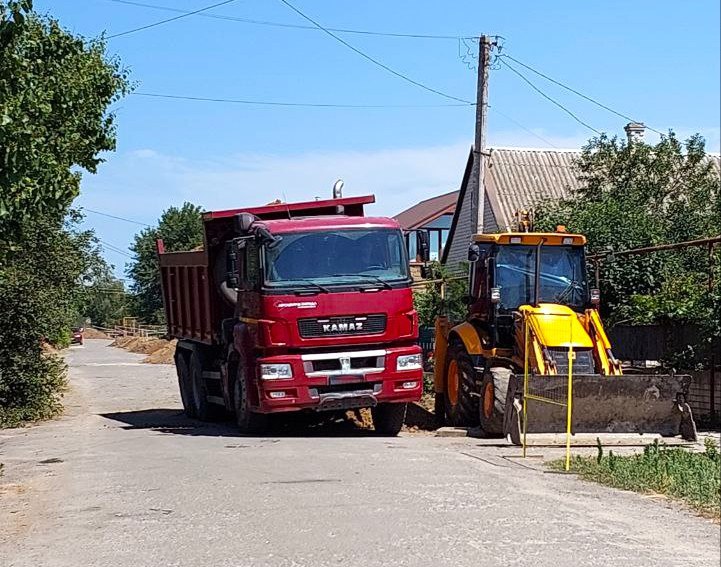 В Геническе начался капитальный ремонт системы водоснабжения На данный момент специалисты проводят подготовительные работы по улице Чкалова. Уже прорыты траншеи для дальнейшей прокладки коммуникаций. "Всего планируется замена 70 километров водопроводных сетей в Геническе, на этих участках ведутся проектно-изыскательные работы", — сообщил начальник отдела ЖКХ и благоустройства Генической администрации Виталий Пинаев. ПОДПИСАТЬСЯ НА ТАВРИЮ