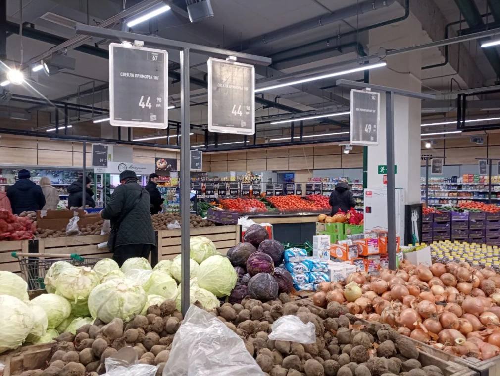 Лента пытается прорваться на дальневосточный рынок через Реми Федеральный ретейлер взял в залог треть доли приморского ООО Продукт Эконом которому принадлежат товарные знаки Реми Ремисити Экономыч и другие Соответствующие данные внесены в ЕГРЮЛ 17 ноября этого года Согласно реестру договор был оформлен 14 ноября Свои доли Ленте заложили два юридических лица являющиеся учредителями Продукт Эконом ООО Владивостокское управление строймеханизации 21 и ООО Меркурий 12 У экс депутата думы Владивостока и бизнесмена Дмитрия Сулеева осталось 67 доли компании Лента еще в августе вела переговоры о покупке дальневосточной сети Реми Об этом изданию Shopper s рассказали бизнесмен знакомый с планами руководства Реми и топ менеджер местной торговой сети Подписывайтесь на РБК Восток