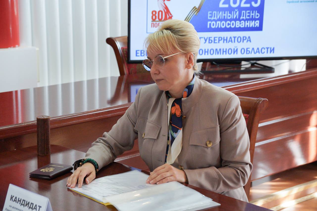 Врио главы ЕАО Мария Костюк выдвинулась кандидатом от «Единой России» на выборы губернатора области Действующий руководитель региона Мария Костюк сегодня представила документы для выдвижения кандидатом от «Единой России» на выборах губернатора Еврейской автономной области. Накануне ее кандидатуру выдвинули делегаты Конференции регионального отделения партии. Выступая перед собравшимися, Мария Костюк назвала своей главной целью улучшение качества жизни населения области и определила главные задачи. Среди них: качественная и доступная медицина; современное профориентированное образование; чистота, порядок и комфорт; увеличение федеральной поддержки; раскрытие экономического потенциала региона; поддержка участников СВО и членов их семей; ответственное отношение к делу; открытость власти и решение проблем людей. По словам Костюк, выдвижение в качестве участника выборов не повлияет на график работы и настрой команды. - Сейчас реализуются много проектов, в стадии ремонта большое количество значимых объектов, ведется подготовка к новому отопительному сезону. У команды есть возможности, ресурсы и желание работать. Прекрасно понимаем, что жители ждут реальных результатов, а не слов, - сказала Мария Костюк. Процесс выдвижения кандидатов продолжается. Ранее о своих намерениях участвовать в выборах губернатора заявили представители партий «Родина», «СПРАВЕДЛИВАЯ РОССИЯ – ПАТРИОТЫ — ЗА ПРАВДУ», Российская партия пенсионеров за социальную справедливость, Российская экологическая партия «Зеленые», ЛДПР, партия «Новые люди», КОММУНИСТИЧЕСКАЯ ПАРТИЯ КОММУНИСТЫ РОССИИ. Ожидается, что в ближайшее время к пулу претендентов на высший пост присоединится и представитель КПРФ. Прием документов о согласии баллотироваться кандидатом на выборах губернатора ЕАО завершится 1 июля. Сами выборы пройдут в единый день голосования, 14 сентября 2025 года. Подпишись