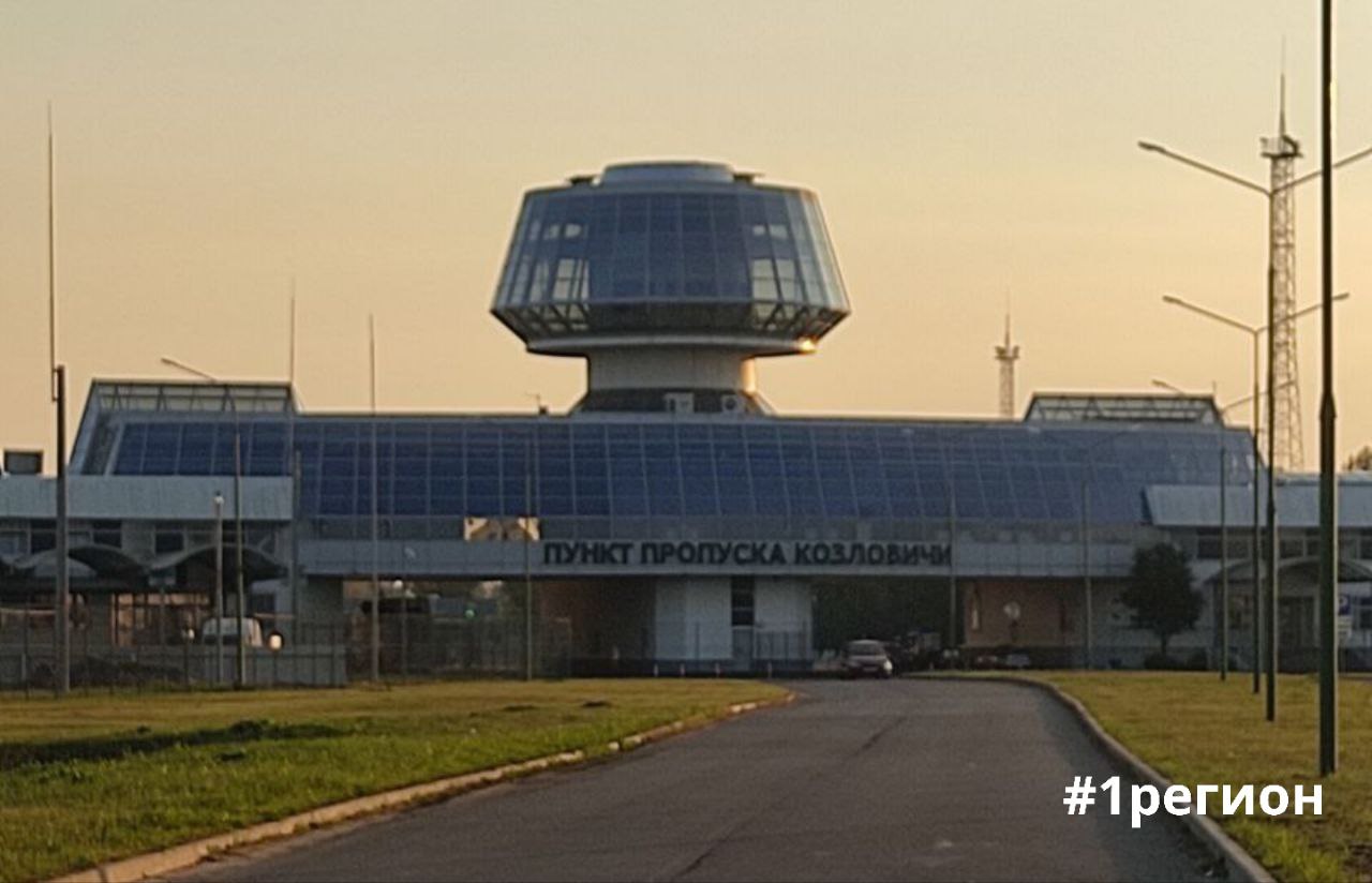 На тысячу увеличилась за неделю очередь выезжающих из Беларуси в Польшу грузовиков а контролирующие службы из польского пункта пропуска Кукурыки продолжают работать на 25 40 от международных договоренностей ГТК Количество зарегистрированных сейчас в белорусских Козловичах на выезд в Польшу транспортных средств превысило 2500 1регион Больше новостей с pervyiregion