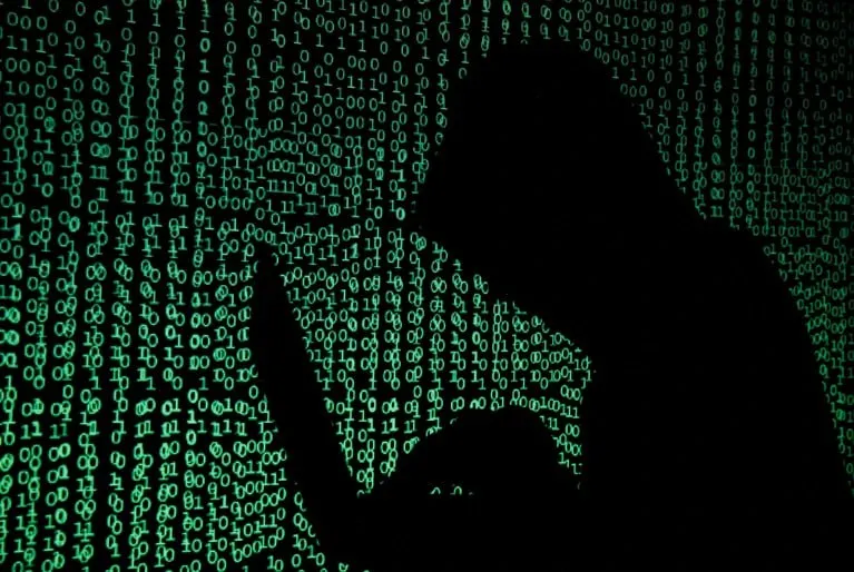 Мошенники убеждают россиян что их деньги принадлежат резервному фонду РФ Как предупредили в МВД сначала злоумышленники связываются с потенциальной жертвой через мессенджеры и сообщают об утечке персональных данных Затем в разговор вступает человек представляющийся сотрудником спецслужб Он заявляет о якобы попытке перевода средств от имени жертвы на финансирование терроризма После этого с человеком связываются лжеследователь или псевдосотрудник службы безопасности Центробанка Они убеждают собеседника что все накопления человека не принадлежат ему а являются частью резервного фонда РФ Эти средства мошенники просят обналичить и передать ответственному лицу для проверки В МВД отметили что жертву заранее инструктируют как вести себя в банке и что отвечать сотрудникам при снятии наличных Подписаться на truekpru Читать нас в MAX
