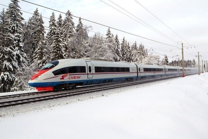 Между Москвой и Санкт-Петербургом на Новый год пустят дополнительные «Сапсаны»  Они будут курсировать ежедневно с 28 декабря по 8 января, сообщили в пресс-службе РЖД.  Уточняется, что из Москвы составы будут отправляться в 11:30 и 11:40, а из Санкт-Петербурга в 11:00 и 11:10. Билеты уже поступили в продажу.    Подпишись на «Говорит Москва»