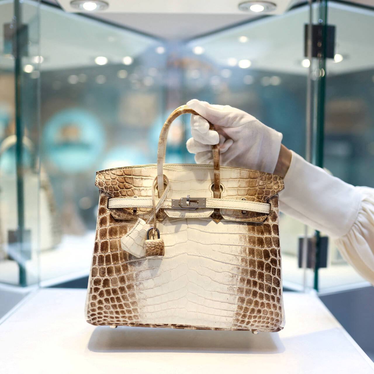 Сумка Hermes Birkin - лучшая инвестиция Ее стоимость ежегодно повышалась в среднем на 14,2%, в то время как индекс S&P 500 - лишь на 9,8%. Особенным ростом цены отличились редкие лимитированные модели, инвестировать в которые стало выгоднее, чем в фондовый рынок, сообщили в CNBC.