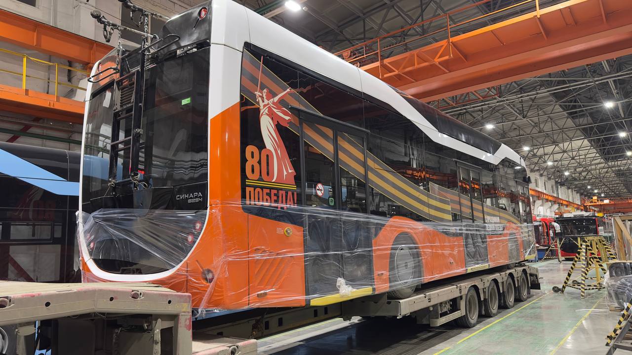 Новый троллейбус Синара 6254 доставят в Новосибирск в декабре 2025 Синара 6254 производится на Челябинском заводе городского электрического транспорта Для тестовой эксплуатации в Новосибирск отправлен первый троллейбус Главная особенность модели увеличенный автономный ход до 40 километров Такой троллейбус может двигаться без контактной сети объезжать заторы и временные разрывы линии Это дает больше возможностей при организации маршрутов и повышает устойчивость работы транспорта отметил мэр Новосибирска Максим Кудрявцев в своем ТГ канале Одна Синара вмещает до 90 пассажиров Для удобства в салоне предусмотрены USB разъемы анатомические сиденья Салон троллейбуса оснащен системой пожаротушения подсветкой дверей и защитой антизажим Подписаться на наш канал в MAX