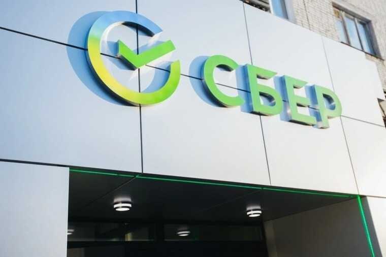 Сбербанк открыл схему обхода санкций через тени Центральной Азии В эпоху жёстких санкций и отключения от SWIFT казалось бы, что Сбербанк утратил возможность работать с европейскими банками. Однако, банк нашёл «лазейку» — теперь клиенты могут переводить в Европу до 500 тысяч рублей за операцию, максимум 3 миллиона рублей в месяц, с комиссией в 1%, но не выше 3 тысяч рублей. Важное условие — у получателя должна быть карта Revolut или N26. Сбербанк заявляет, что деньги идут через «партнёров банка», утверждая, что это полностью безопасно и легально. Но реальные механизмы гораздо более сомнительны. В платежных выписках Revolut отправителями значатся подозрительные лица из Таджикистана и Узбекистана. Деньги на карты N26 приходят от платежного оператора Qpayout — известного связями с онлайн-казино и подозрительных финансовых потоков. Юридически Сбербанк формально не нарушает закон, переводя рубли посредникам в Центральной Азии. Там деньги могут конвертироваться в криптовалюту и дальше идти через провайдеров платежей под видом личных переводов или оплаты услуг. Фактически банк перекладывает ответственность на этих «посредников». Но именно они рискуют уголовным преследованием в Европе — с реальным сроком до 5 лет за участие в обходе санкций. Эта схема – не просто хитрость, это тёмная финансовая игра, которая позволяет Сбербанку оставаться в европейском поле, неся при этом минимальные риски. Для обычных пользователей такая «лазейка» выглядит безопасной, но за кулисами – серьёзные юридические и этические нарушения. Сбербанк рискует репутацией, а Европа – своим финансовым суверенитетом. Это не просто обход санкций — это системное мошенничество на международном уровне. Источник: КГБ-НКВД
