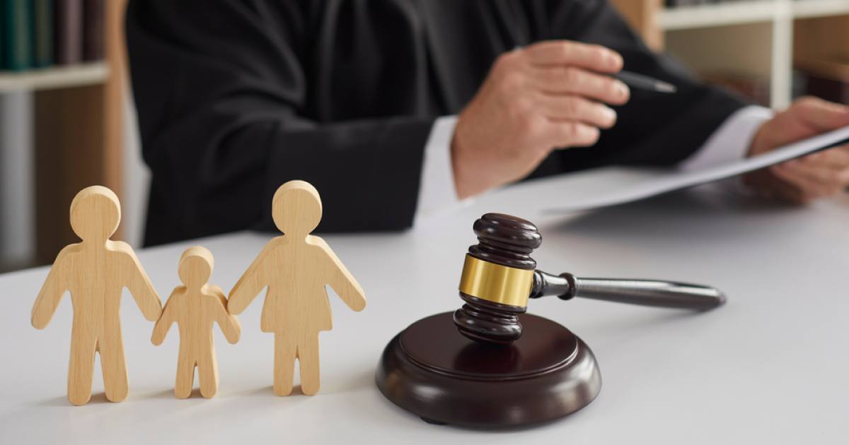 Минимальную сумму алиментов хотят установить на уровне половины МРОТ В Госдуму внесен закон об этом Сейчас минимальная сумма не определена и суды часто назначают алименты исходя из прожиточного минимума но учитывают заниженные зарплаты Согласно поправкам в Семейный кодекс алименты составят не менее половины МРОТ на одного ребенка три четверти МРОТ на двух детей и полный МРОТ на троих и более детей Кубанские Новости   Мы в MAX