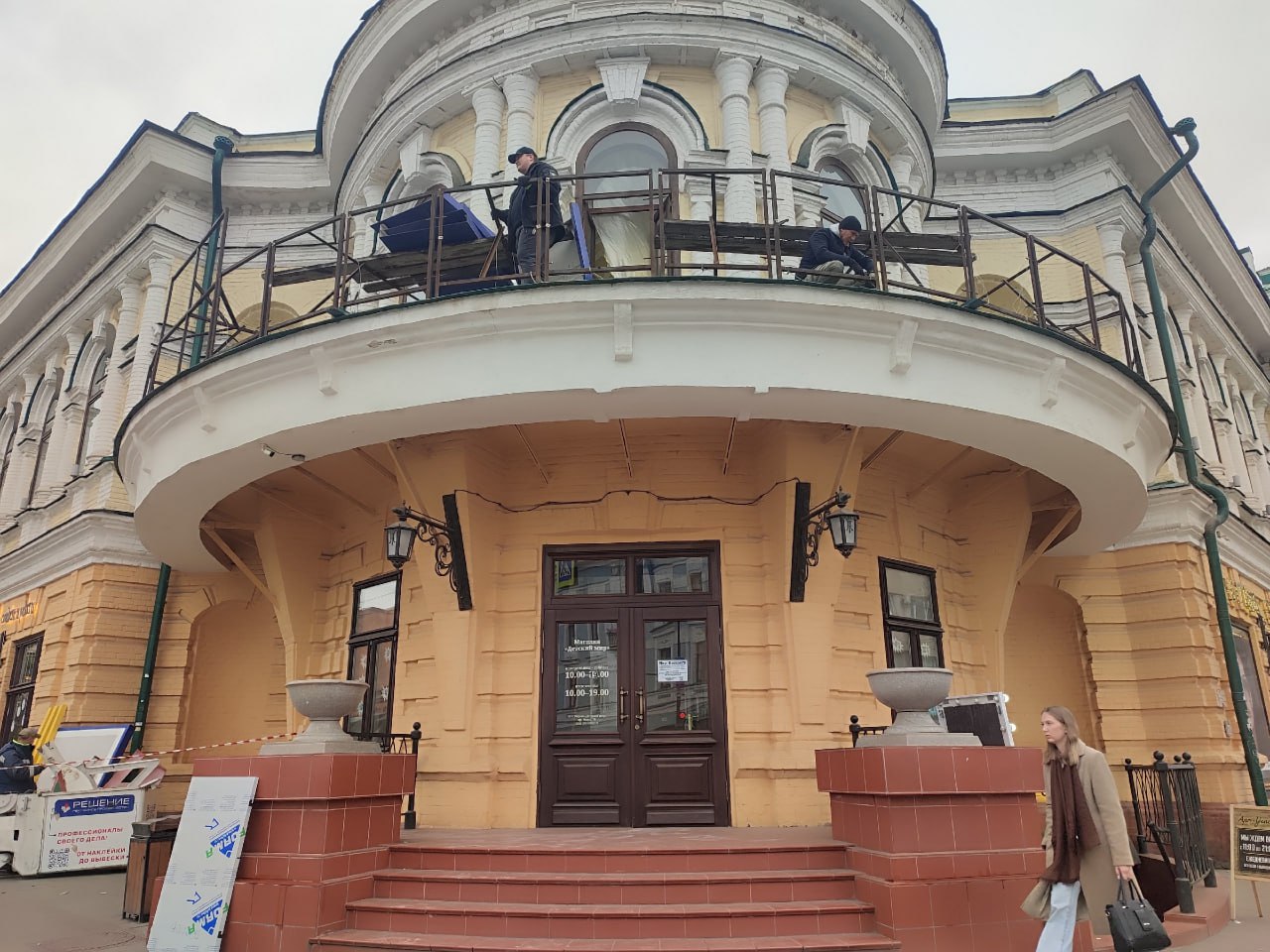 В Красноярске с исторического здания «Детского мира» сняли вывеску На ее месте разместят надпись: «ТД Гадалов». Она будет отсылать к истории постройки в период с 1889 по 1893 год. Тогда в этом доме находился крупный универсальный магазин «Н. Г. Гадалов и сыновья». Отметим, историческое здание было построено в конце XIX века. Сейчас ремонт идет и внутри. Специалисты планируют восстановить помещения, а также провести реконструкцию инженерных систем. Фото: Елена Лейман