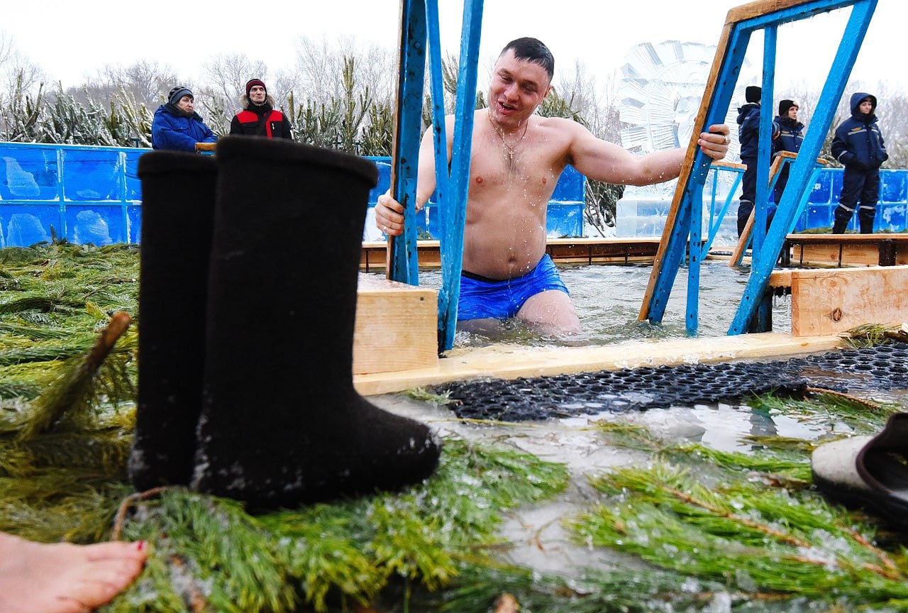 16 оренбуржцев готовы окунуться в прорубь на Крещение Опрос SuperJob показал что в этом году участвовать в купаниях планируют 16 жителей Оренбурга 11 делают это регулярно 5 попробуют впервые Традицию чаще поддерживают мужчины 14 и молодёжь до 35 лет 14 постоянных участников 8 новичков Большинство горожан никогда не участвовали в обряде а некоторые отказались от него из за здоровья отсутствия оборудованных мест или рисков А вы планируете окунаться в прорубь да соблюдаю традицию нет и не планировал а