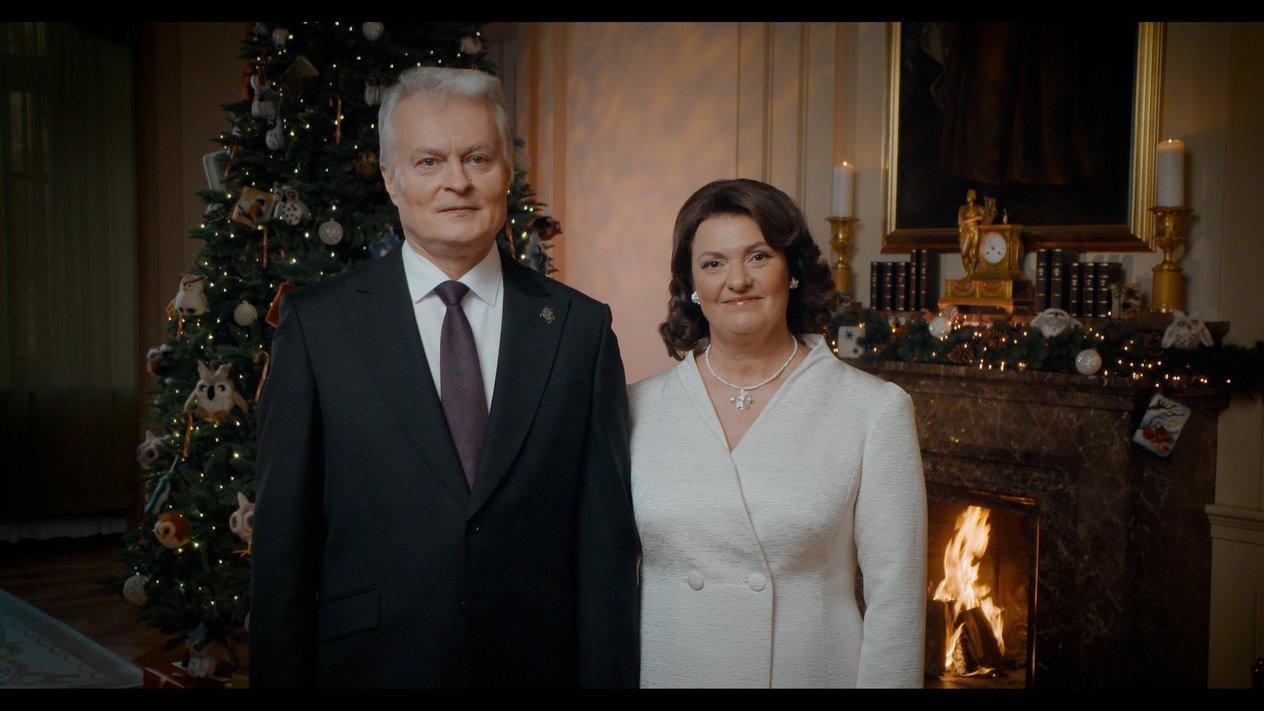 Президент поздравил жителей Литвы с Рождеством Пусть на нашей Родине всё будет хорошо В своем поздравлении глава государства отметил что Сочельник это время когда отступают заботы а лица озаряются улыбками Пусть в этот вечер каждого в Литве согревают поздравления и мысленные объятия близких Побудем вместе в единении сказал Науседа Президент призвал не бояться тишины святой ночи и сохранить в сердцах свет вечных истин Он выразил надежду что новый год станет временем мудрости и гордости за Литву a Пусть смех наших детей зазвучит в рождественское утро как священное обещание в наших семьях на нашей Родине всё будет хорошо добавил он В завершение Науседа пожелал всем литовцам благодати мира и любви Счастливого Рождества www delfi lt a 120190888