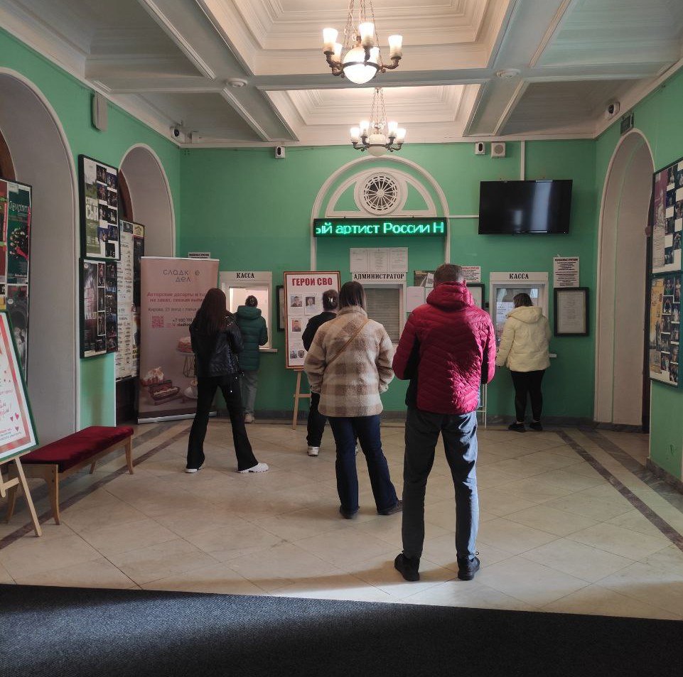 В калужском драмтеатре начали продавать билеты на новогодний спектакль В начале ноября прошлого года в Калуге был большой скандал из за того что за один день были раскуплены все билеты на новогодний спектакль в калужский областной драмтеатр Многие покупали билеты пачками по 50 100 штук Также были проблемы с покупкой онлайн билета 6 ноября стартовали продажи на спектакль этого Нового года Тайна третьей планеты По словам министра культуры и туризма Калужской области Павла Суслова в этот раз был учтен опыт прошлого года Мы прекрасно помним ажиотаж прошлых лет и сделали всё чтобы старт продаж был максимально комфортным и справедливым для всех Ровно в полдень билеты стали доступны одновременно и в кассах театра и онлайн Для удобства покупателей в театре была открыта дополнительная вторая касса Лично присутствовал при начале продаж чтобы проверить как организован процесс Да спрос огромный за первые 20 минут была раскуплена большая часть билетов на первые даты 20 21 и 22 декабря Но это только начало рассказал Павел Суслов Также министр порекомендовал калужан обратить внимания на новогодние постановки в новом ТЮЗе ИКЦ и областной филармонии Подписаться Прислать новость