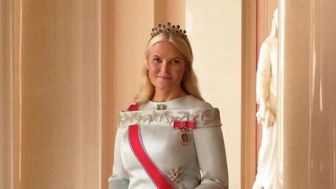 Кронпринцесса Норвегии Метте Марит принесла извинения после того как в файлах Эпштейна нашлось подтверждение ее многолетней переписки с этим извращенцем Пишут что документы содержат почти 1000 ссылок на Метте Марит и доказывают что она обменивалась многочисленными дружескими электронными письмами с Эпштейном с 2011 по 2014 год Записи также показывают что она останавливалась в его доме в Палм Бич в 2013 году пока он был в отъезде ЗЫ скоро состоится суд над сыном кронпринцессы Мариусом Боргом Хёйби он проходит по нескольким обвинениям включая изнасилование и нападение ЗЫ2 есть хоть кто то на Западе кто не замазан в этом деле Подпишись RogandarNEWs мы в MAX