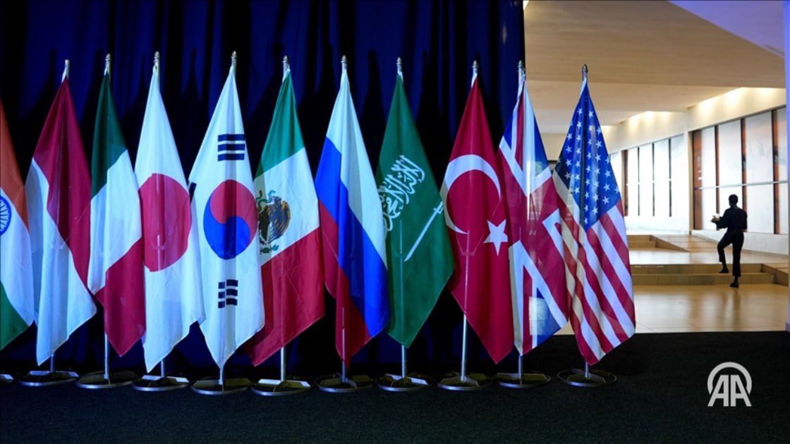 В связи с 20 й встречей лидеров стран Большой двадцатки которая проходит в Йоханнесбурге британским агентством GT Media подготовлен журнал G20 Саммит в Йоханнесбурге В издании подробно освещено выступление Турции Реджепа Тайипа Эрдогана на 80й сессии Генеральной Ассамблеи Организации Объединенных Наций состоявшееся 23 сентября Подробнее на нашем сайте v aa com tr 3750904 24 7 в сутки с Агентством Анадолу