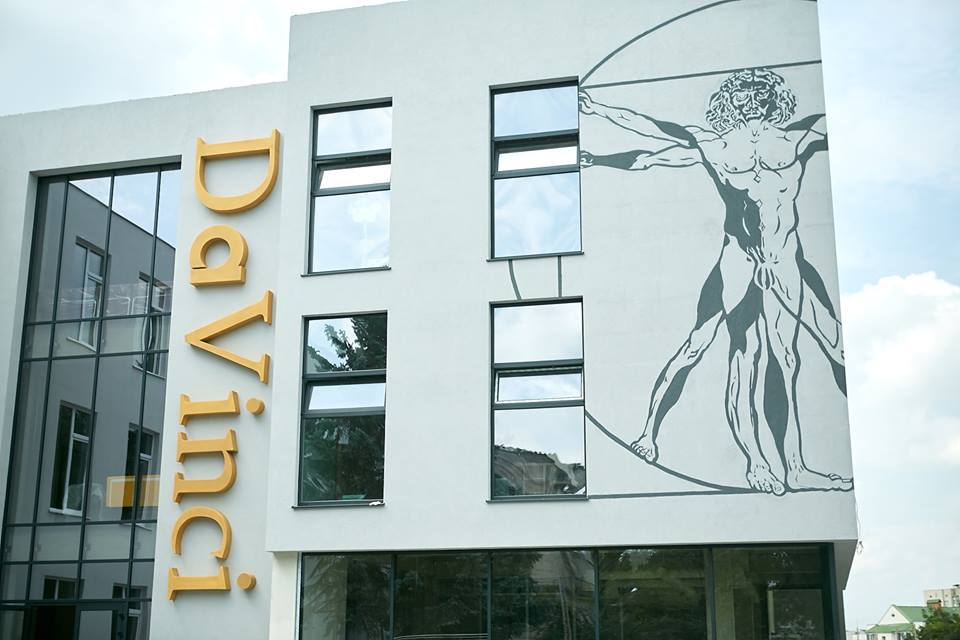В Кишиневе расследуют уклонение от налогов в частном лицее Da Vinci Налоговая служба и прокуратура PCCOCS заявили о схеме уклонения от налогов и отмывания денег свыше 11 млн леев 26 августа следователи провели обыски в учреждении Они изъяли документы банковские карты черновики технику и наличные в разных валютах на сумму более 2 млн леев По версии следствия в 2021 2025 годах скрытые от государства деньги тратили на покупку дорогих машин и недвижимости Директор лицея Валериу Гузун назвал обвинения ложью и заявил что учреждение платило налоги из денег от дивидендов Сейчас расследование продолжается Подпишитесь на Glossa