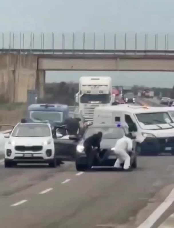 Грабители в форме полиции устроили ограбление инкассаторского фургона в Италии