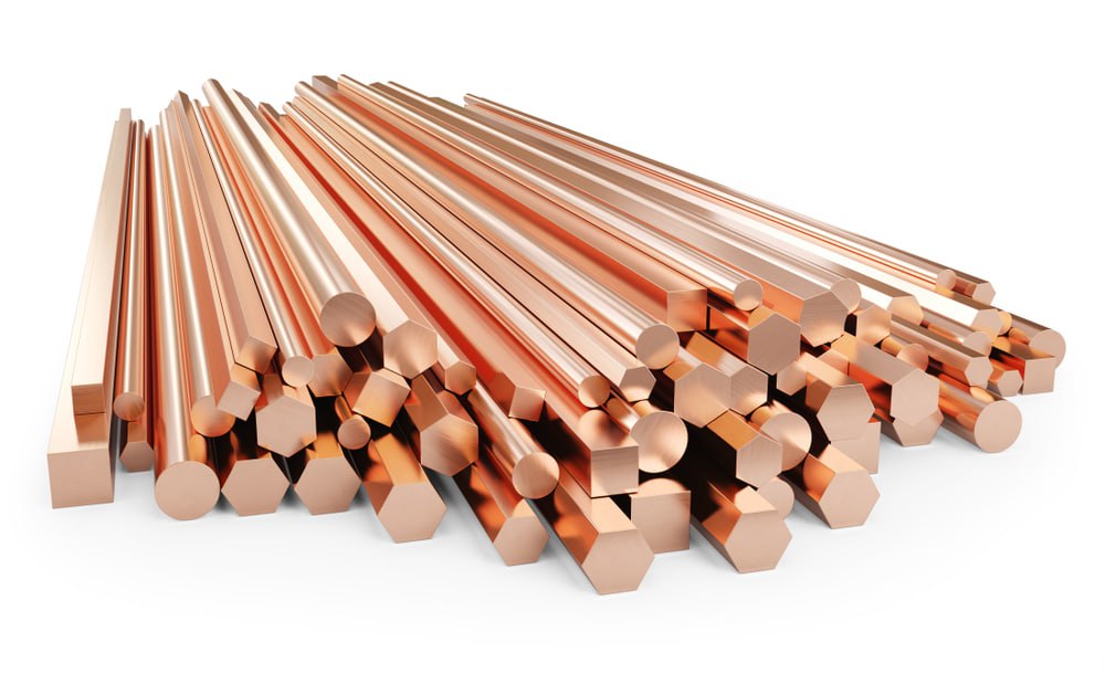 Горнодобывающая компания Anglo American сообщила о возможном сокращении объемов производства меди в 2026 году из за технологических сложностей на чилийском руднике Collahuasi Эта ситуация может усугубить положение на мировом рынке меди который уже испытывает дефицит предложения Изначальные планы компании предусматривали добычу 440 470 тысяч тонн меди в Чили в 2026 году однако снижение содержания металла в руде на месторождении Collahuasi вынудило пересмотреть прогнозы При этом производственные показатели за 2025 год оцениваются в 410 тысяч тонн Общий объем добычи меди Anglo American в 2025 году сохраняется на уровне 690 750 тысяч тонн   Подробнее на сайте РА Русмет