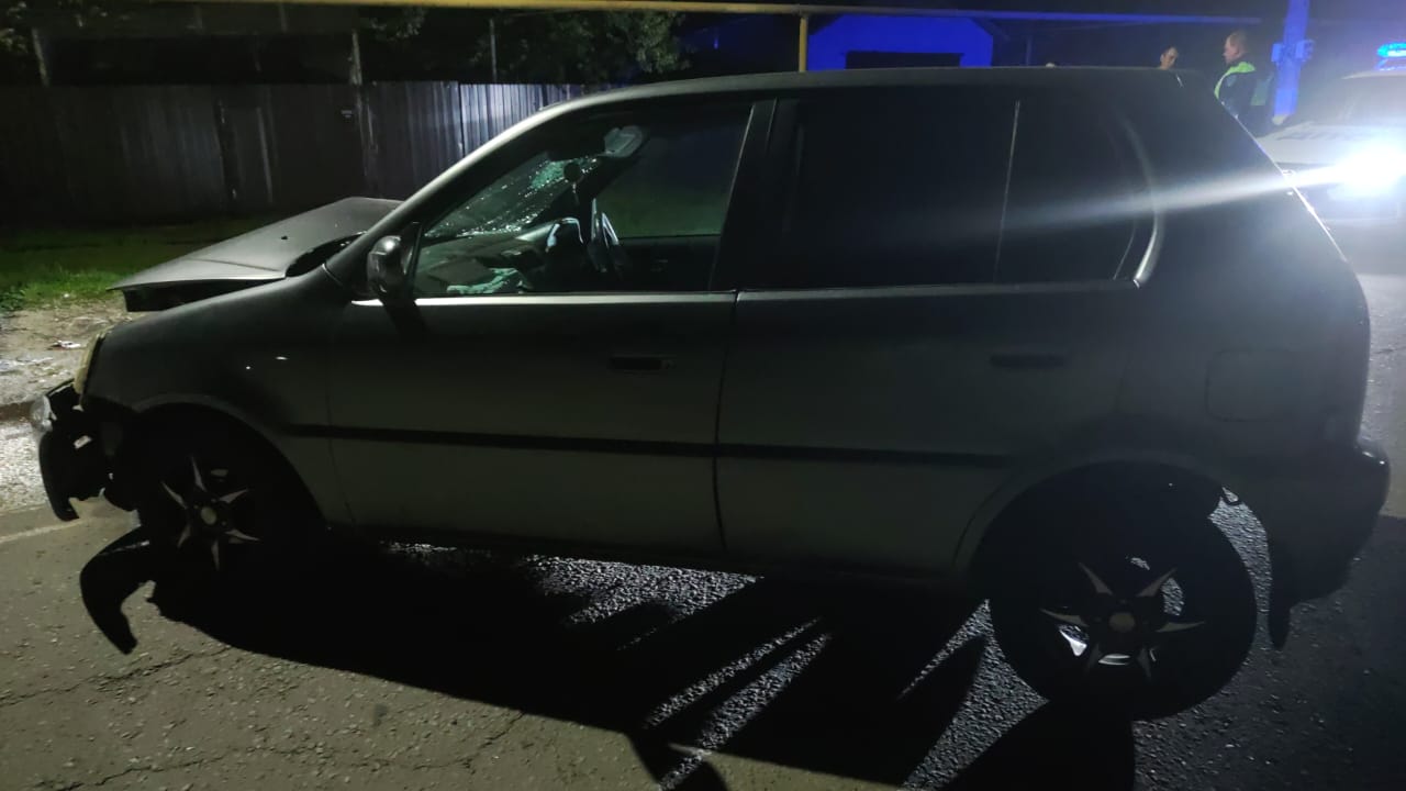 19-летний водитель автомобиля Honda врезался в припаркованный на обочине КамАЗ Авария произошла в новоусманском посёлке Воля на улице Советской ночью 25 апреля. Молодой человек не справился с управлением. Очевидцы вызвали к месту скорою. Врачи забрали автомобилиста с собой, а водителя КамАЗа в кабине не было.