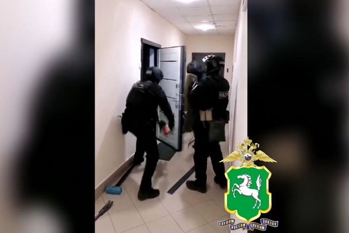 Двух уроженцев Кемеровской области и жителя Томска подозревают в хищении крупных сумм из бюджетов девяти регионов России. По предварительным данным, сообщники создали фирму, которая якобы занималась ремонтом зданий и поставкой различного оборудования и инвентаря. В разных регионах РФ злоумышленники подавали заявки на участие в аукционах для заключения контрактов с бюджетными учреждениями. Предлагая выполнить работы услуги за минимальную стоимость, злоумышленники обеспечивали победу своей подрядной организации в аукционах. После заключения госконтрактов заказчики перечисляли предоплату в размере 30 процентов от общей суммы договора на счета юрлица. Получив предоплату, сообщники исчезали. Подробнее – на Бабре #томск