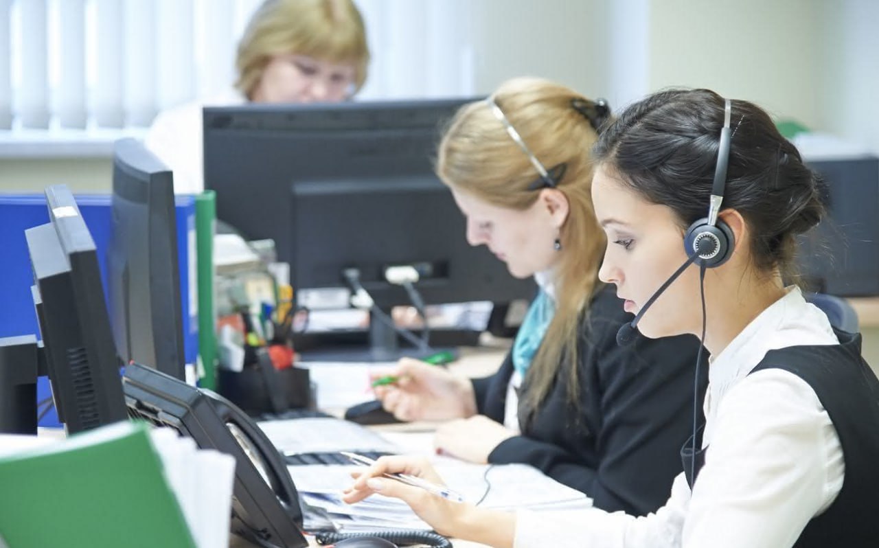 Операторов как и банки предложили наделить ответственностью за ущерб от мошенников Такая поправка подготовлена ко второму чтению пакета законопроектов направленных на борьбу с кибермошенничеством Так если оператор связи пропустил заведомо мошеннический звонок и у клиента были похищены деньги то телеком компания должна компенсировать жертве нанесенный ущерб в полном объеме плюс заплатить дополнительный штраф Ранее уже возникал спор между операторами и банками за несение ответственности перед клиентами пострадавших от телефонных мошенников fatcat18