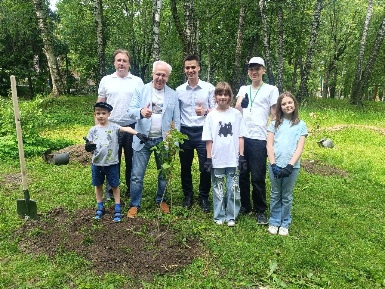 В рамках ярмарки экологических проектов провели посадку кустарников. Виталий Мосин вместе с членами жюри, участниками ярмарки и семьей героя СВО высадили 27 кустов сирени. Также акция приурочена к Марафону зеленых дел, который проходит до 12 июня. Сохраним природу Подмосковья вместе! #экосистема #марафонзеленыхдел #экосистема50