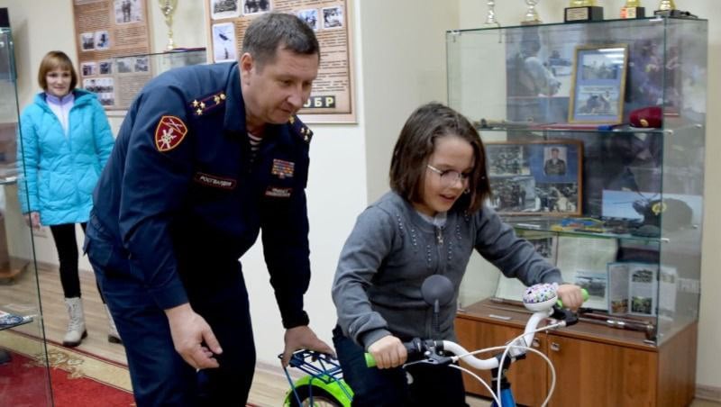 Начальник управления Росгвардии по Сахалинской области Чесноков подарил велосипед девочке  В Южно-Сахалинске продолжается ежегодная благотворительная акция «Елка желаний». Росгвардейцы не перестают радовать детей, участвуя в этом мероприятии. Открытку с новогодней мечтой ребенка снял начальник управления Росгвардии по Сахалинской области полковник полиции Борис Чесноков.   В комнате боевой славы регионального управления Росгвардии прошло новогоднее поздравление и торжественное вручение подарка юному мечтателю. Полковник полиции Борис Чесноков исполнил заветное желание 13-летней Софьи из Южно-Сахалинска — она загадала велосипед.  В завершение встречи Софья поблагодарила росгвардейцев за чудесный подарок и поздравила их с праздником, пожелав крепкого здоровья, любви и радости им и их семьям.