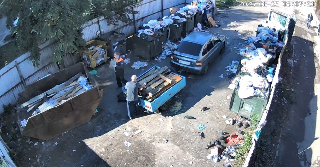 В Курской области нарушителей устроивших стихийные свалки у домов оштрафовали на 60 тысяч рублей Камеры видеонаблюдения зафиксировали пять эпизодов когда жители Курска выгружали у контейнеров строительный и растительный мусор а также старые автомобильные покрышки Нарушения отмечены на улицах Гагарина Союзная и Магистральный проезд Полицейские установили личности всех причастных после чего материалы передали в Минприроды Курской области За загрязнение окружающей среды нарушителей оштрафовали на общую сумму 60 тысяч рублей по 10 тысяч за каждый эпизод Один из курян попался сразу в двух случаях и получил два штрафа В ведомстве подчёркивают что работа по выявлению и наказанию тех кто превращает дворы и площадки для ТКО в стихийные свалки будет продолжена Курская Telega Прислать новость