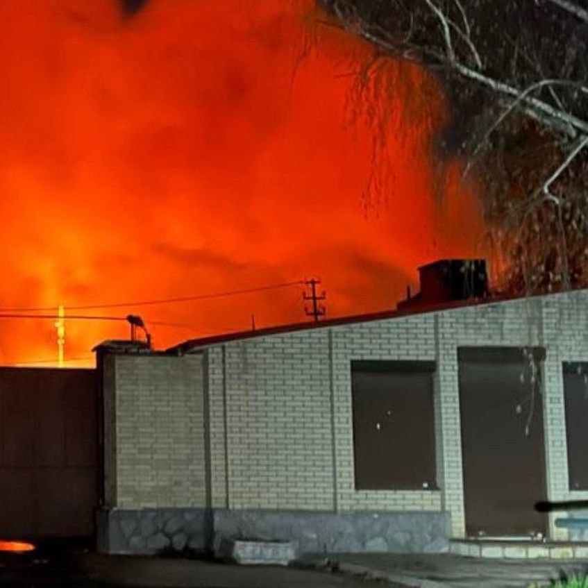 Семь человек пострадали при обстрелах Харьковской области за прошедшие сутки. • В Харькове в результате массированной атаки дронов «Шахед» ранены четыре человека. При ударах в нескольких районах города начались пожары. Повреждены пять частных домов, шесть зданий, три грузовика и 15 автомобилей. • В селе Белый Колодезь при сбросе взрывного устройства с беспилотника во время выдачи гуманитарной помощи ранены два человека. • В посёлке Лютовка Богодуховского района в результате удара КАБа пострадала 71-летняя женщина, также разрушен один частный дом и ещё шесть повреждено. Подписаться на «Пепел»