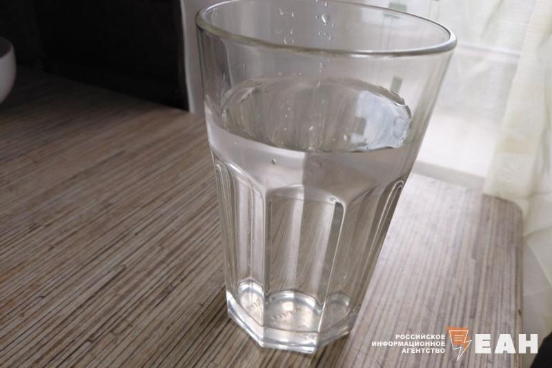 Роспотребнадзор требует от чиновников обеспечить челябинцев качественной питьевой водой Проверку воды должны усилить перед паводком Такое требование содержится в постановлении регионального управления Роспотребнадзора Документ подписала врио главного санитарного врача Полина Емельянова Властям на местах рекомендовано убрать свалки мусора расположенные на берегах рек создать запас медикаментов на случай если все таки какие то инфекции из за грязной воды будут распространяться Предусмотреть альтернативные варианты обеспечения населения питьевой водой путем подвоза автотранспортом с питьевыми цистернами и воды в расфасованной емкости сказано в документе Упоминает главный санитарный врач и об очистных сооружениях Их следует снабдить достаточным запасом реагентов для обеззараживания Подписаться на канал ЕАН Челябинск