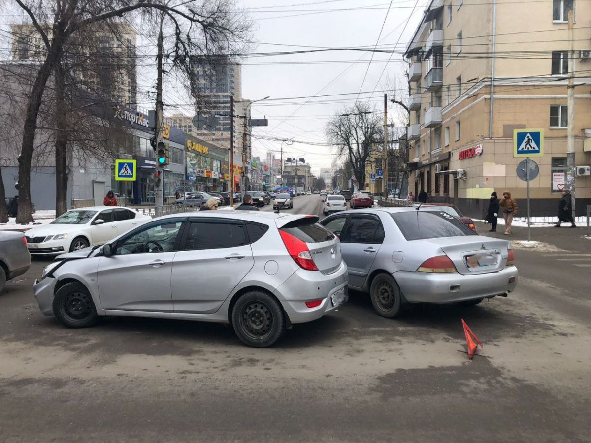 Две иномарки "встретились" в Центральном районе Воронежа     Инцидент произошел днем у дома №23А по улице Кольцовская. Согласно предварительным данным, на регулируемом перекрёстке 41-летний водитель автомобиля «Митсубиси Лансер» завершил манёвр на запрещающий сигнал светофора и столкнулся с автомобилем «Хендай» 58-летнего мужчины.  ↗  Прислать новость   Подписаться