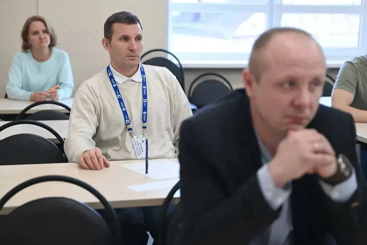 Почти 80 вернувшихся ветеранов СВО в Карелии обеспечены работой Это стало возможным благодаря взаимодействию с фондом Защитники Отечества и реализации закона о квотировании рабочих мест отметил глава Карелии Артур Парфенчиков во время ежегодного отчета перед депутатами Заксобрания республики Кроме того более 30 участников СВО и членов их семей получили финансовую помощь на открытие собственного дела 15 ветеранов и 18 членов их семей успешно воспользовались этой возможностью Вопросы занятости вернувшихся ветеранов решаются в приоритетном порядке отметил Парфенчиков В рамках региональной кадровой программы Герои Карелии запущенной в Год защитника Отечества участники СВО получают новые компетенции Слушатели программы проходят переобучение стажировки в органах власти и на предприятиях Из участников программы формируется команда будущих управленцев Три выпускника уже заняли руководящие должности в органах власти