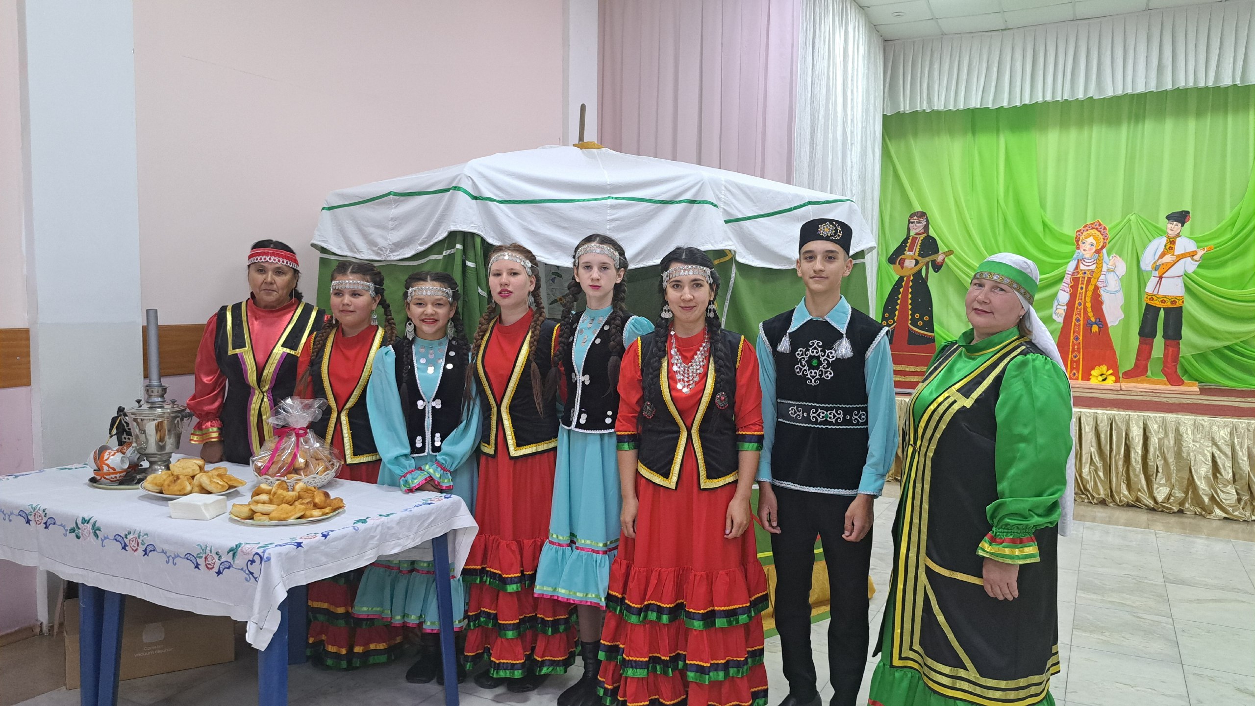 Сегодня в культурно-досуговом центре города Пугачёва прошёл национальный праздник "Сабантуй". В фойе КДЦ были организованы интерактивные площадки, где гости мероприятия могли ознакомиться с традиционными ремёслами, принять участие в национальных спортивных играх и мастер-классах. Традиционно в рамках праздника глава Пугачёвского муниципального района Алексей Янин отметил вклад сельхозтоваропроизводителей в экономику района, их самоотверженный труд, который обеспечивает стабильное развитие нашего агропромышленного комплекса. Проведение таких мероприятий способствует укреплению межнационального согласия, сохранению культурного наследия и развитию традиций многонационального народа нашего района и играет значимую роль в воспитании у подрастающего поколения уважения к культуре и обычаям разных народов. Поздравляем с Сабантуем и желаем всем крепкого здоровья, благополучия и дальнейших успехов в труде на благо нашей малой Родины.