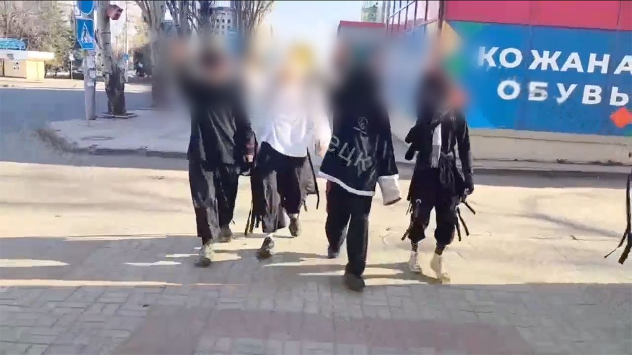 Полицейские ведут работу с подростками, демонстрировавшими нацистское приветствие В ходе мониторинга соцсетей и иных интернет-ресурсов полицейские выявили видеозапись, на которой 4 подростка, прикрывая лица, подняли руку в нацистском приветствии и в таком виде шли по одной из центральных улиц Макеевки. Сотрудники Центра по противодействию экстремизму МВД по Донецкой Народной Республике в сжатые сроки установили личности участников инцидента и доставили их в полицию для разбирательства. Действия участников видеозаписи подпадают под санкции ч.1 ст. 20.3 КоАП пропаганда либо публичное демонстрирование нацистской атрибутики или символики и наказываются наложением административного штрафа в размере до двух тысяч рублей либо административным арестом на срок до пятнадцати суток.