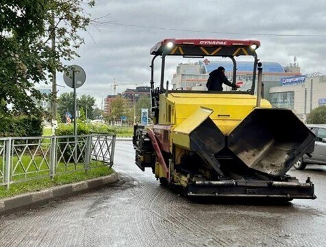 В Обнинске приступают к укладке асфальта на проспекте Маркса В Обнинске продолжается ремонт дорог На проспекте Маркса на данный момент ликвидирован нижний слой асфальта и заканчиваются работы по замене люков Частично заменили бортовой камень и приступают к укладке нижнего слоя асфальта Об этом рассказали в пресс службе администрации Обнинска со ссылкой на заместителя главы администрации города по вопросам городского хозяйства Игоря Раудуве http gtrk kaluga ru news obschestvo news 56758
