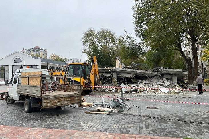 В Центральном районе Волгограда завершаются работы по демонтажу неэксплуатируемого много лет здания бара Harat s Pub, расположенного на территории парка у бывшего кинотеатра «Победа», сообщает V102.RU. На его месте в скором времени появится детский городок «Эльфийские домики».   На сегодняшний день здание практически разобрано: рабочие при помощи спецтехники загружают в самосвалы оставшиеся от сноса объекта бетонные и металлические конструкции. По завершению работ на территории у Дома детства, который сейчас располагается в бывшей «Победе», появится большая интерактивная площадка для детей.    Подробнее