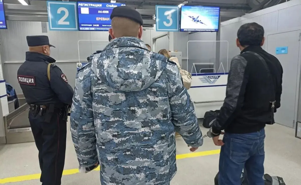 Сорок нелегальных мигрантов выдворены из Калужской области за две недели   kaluganews ru fn 1842614 html В Калужской области за две недели выдворили 40 иностранцев за нарушение миграционного режима Узнайте кто попал под принудительную депортацию и как проходила процедура   Прислать новость Подписаться   Читайте нас в MAX