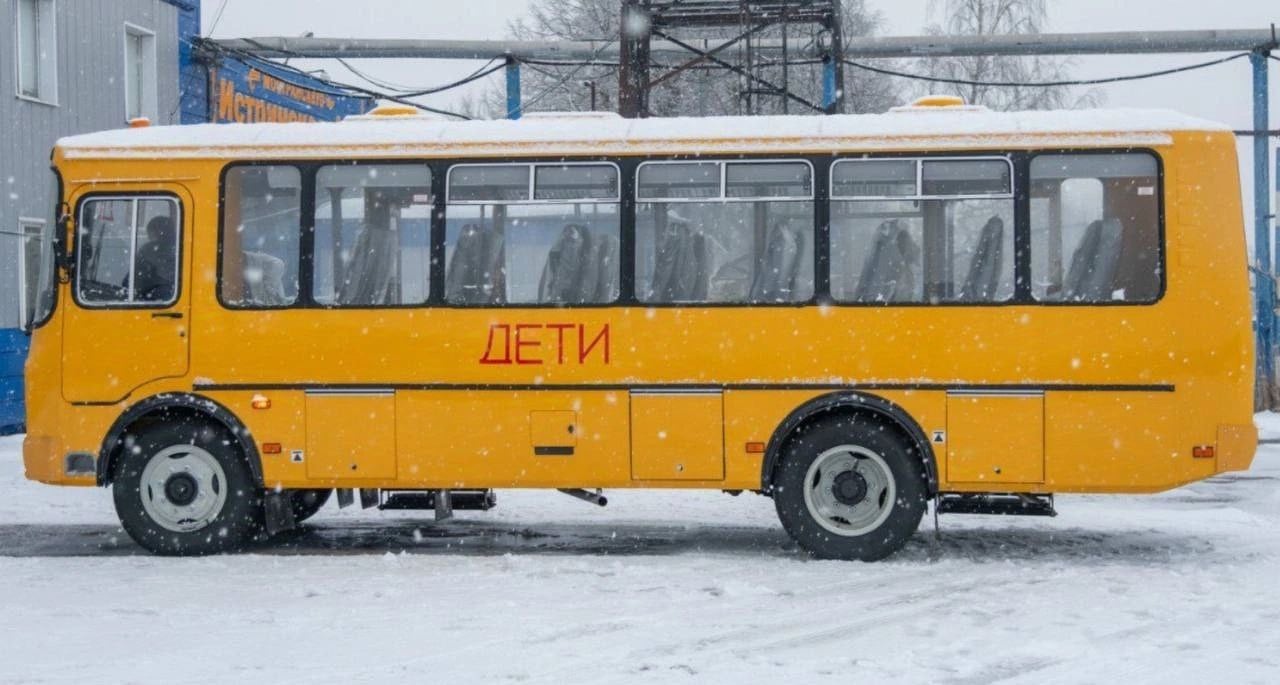 Школьные автобусы запустят с нового года до Павловской СОШ и Истринской СОШ2  В школу в мкр Восточный они поедут от Малой Истры. Путь следования автобуса до Павловской школы не сообщается. В администрации отметили лишь, что маршрут соединит «отдаленные населенные пункты». Деревню Черную? Оттуда до Павловской Слободы даже не ходит общественный транспорт, хоть и часть старшей школы из тамошнего корпуса школы перевели в новопостроенное здание.  Автобусы на 31 и 22 посадочное место. Они оборудованы ремнями безопасности и системой навигации. Их закупили для нашего округа по губернаторской программе.  Истра Буря Безумие