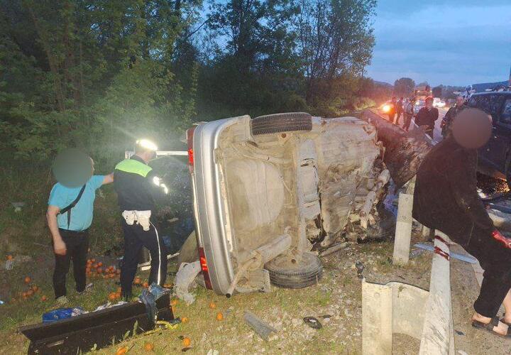 В массовом ДТП под Геленджиком погибли три человека Авария произошла между селом Михайловский перевал и хутором Бетта В Краснодарском крае в аварии на дороге погибли три человека. Между селом Михайловский перевал и хутором Бетта водитель Hyundai выехал на встречную полосу и столкнулся с «ВАЗ-2114». Отечественный автомобиль опрокинулся через придорожное ограждение. Иномарка продолжила движение и в лоб столкнулась с Peugeot с прицепом. В прицеп сзади врезался автомобиль «ВАЗ-2104». На месте происшествия до приезда скорой скончались 45-летняя пассажирка и 46-летний водитель Hyundai, 57-летний водитель «ВАЗ». Еще один пассажир отечественного автомобиля с травмами доставлен в больницу, сообщает ГУ МВД по Краснодарскому краю. Подписаться