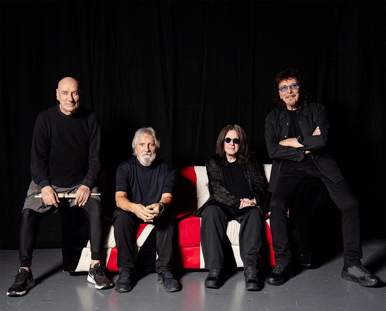 Британский рок-музыкант Оззи Осборн и другие участники группы Black Sabbath в последний раз выступили перед публикой в городе Бирмингем Вместе с артистом также выступили гитарист Тони Айомми, бас-гитарист Гизер Батлер и барабанщик Билл Уорд. Музыканты исполнили в том числе такие хиты, как War Pigs, NIB, Iron Man и Paranoid. Осборн из-за болезни Паркинсона сидел на черном крылатом троне во время концерта, после которого ему подарили торт, а в небо запустили фейерверки. - подписаться